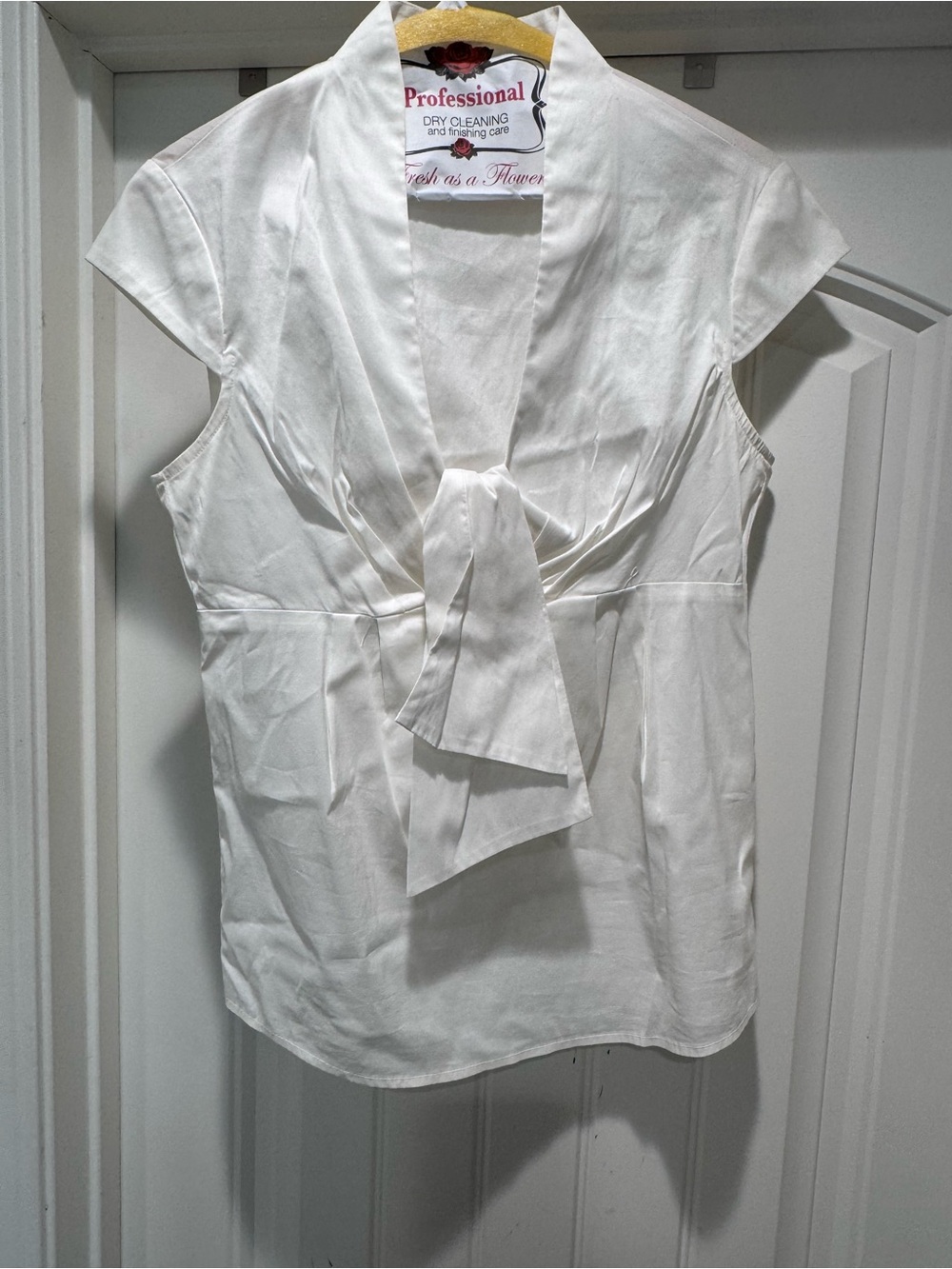 Trina Turk White Tie-Neck Cap Sleeve Blouse